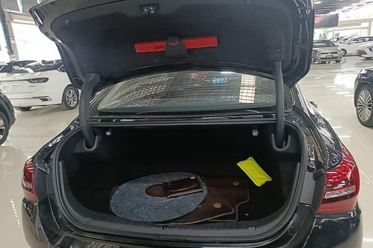 Used Hongqi H5 2022 Classic Model Facelift 1.8T Automatic Smart Connect Flagship Edition Trunk