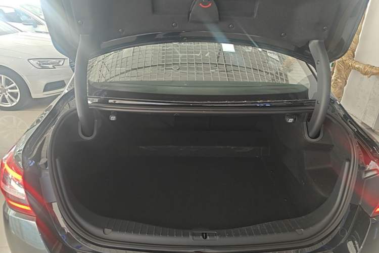 Used Hongqi H5 2022 Classic Model Facelift 1.8T Automatic Smart Connect Flagship Edition Trunk