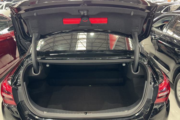 Used Hongqi H5 2022 Classic Model Facelift 1.8T Automatic Smart Connect Flagship Edition Trunk