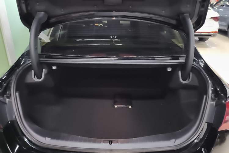 Used Hongqi H5 2022 Classic Model Facelift 1.8T Automatic Smart Connect Flagship Edition Trunk
