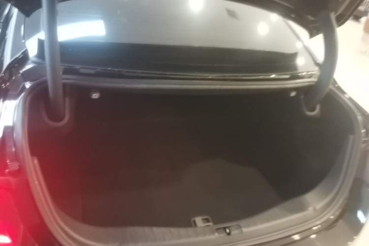 Used Hongqi H5 2022 Classic Model 1.8T Automatic Smart Connect Flagship Edition Trunk
