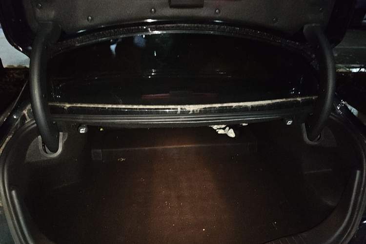 Used Hongqi H5 2022 Classic Model Facelift 1.8T Automatic Smart Connect Flagship Edition Trunk