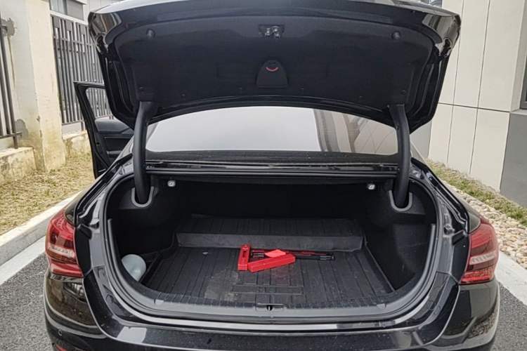 Used Hongqi H5 2022 Classic Model Facelift 1.8T Automatic Smart Connect Flagship Edition Trunk