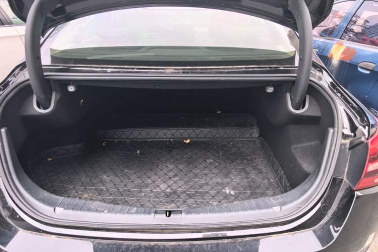 Used Hongqi H5 2022 Classic Model Facelift 1.8T Automatic Smart Connect Flagship Edition Trunk