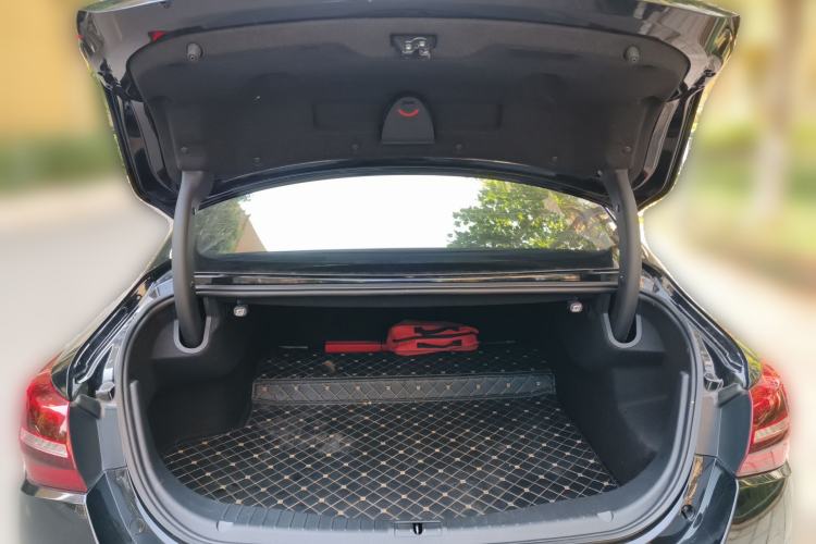 Used Hongqi H5 2022 Classic Model 1.8T Automatic Smart Connect Flagship Edition Trunk
