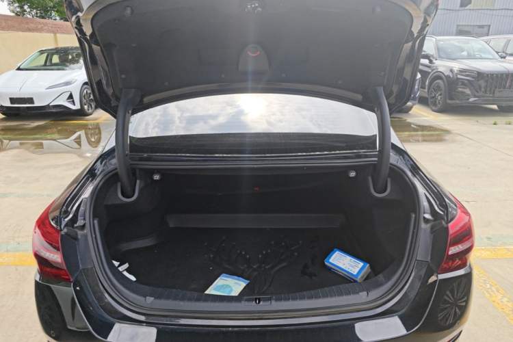Used Hongqi H5 2022 Classic Model Facelift 1.8T Automatic Smart Connect Flagship Edition Trunk