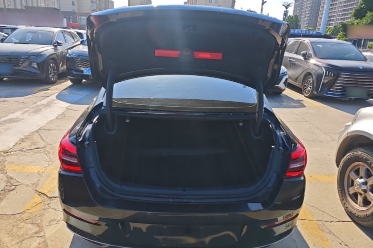 Used Hongqi H5 2022 Classic Model Facelift 1.8T Automatic Smart Connect Flagship Edition Trunk