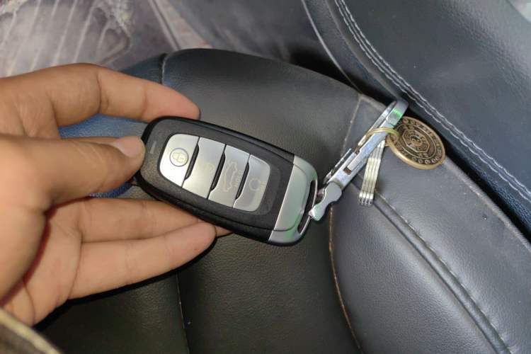 Used Hongqi H5 2022 Classic Model 1.8T Automatic Smart Connect Flagship Edition Vehicle Key