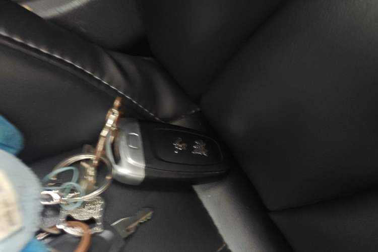 Used Hongqi H5 2022 Classic Model Facelift 1.8T Automatic Smart Connect Flagship Edition Vehicle Key