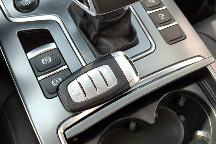 Used Hongqi H5 2022 Classic Model 1.8T Automatic Smart Connect Flagship Edition Vehicle Key
