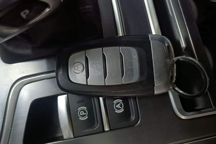 Used Hongqi H5 2022 Classic Model Facelift 1.8T Automatic Smart Connect Flagship Edition Vehicle Key