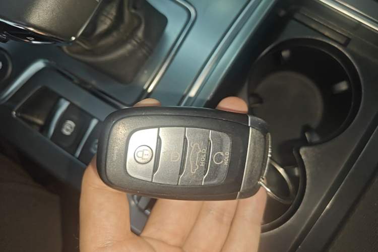 Used Hongqi H5 2022 Classic Model Facelift 1.8T Automatic Smart Connect Flagship Edition Vehicle Key
