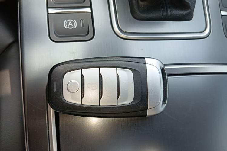 Used Hongqi H5 2022 Classic Model Facelift 1.8T Automatic Smart Connect Flagship Edition Vehicle Key
