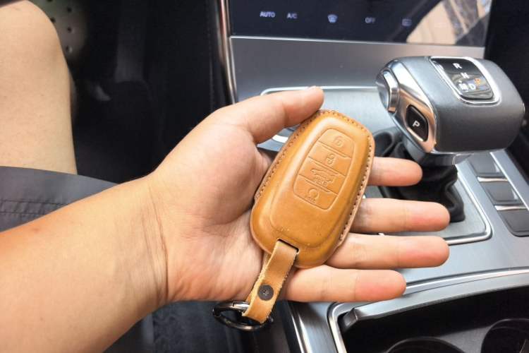Used Hongqi H5 2022 Classic Model Facelift 1.8T Automatic Smart Connect Flagship Edition Vehicle Key