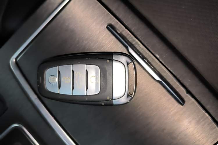 Used Hongqi H5 2022 Classic Model Facelift 1.8T Automatic Smart Connect Flagship Edition Vehicle Key