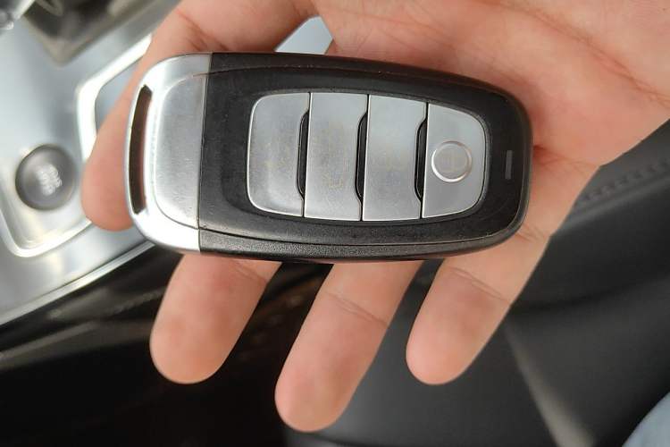 Used Hongqi H5 2022 Classic Model Facelift 1.8T Automatic Smart Connect Flagship Edition Vehicle Key