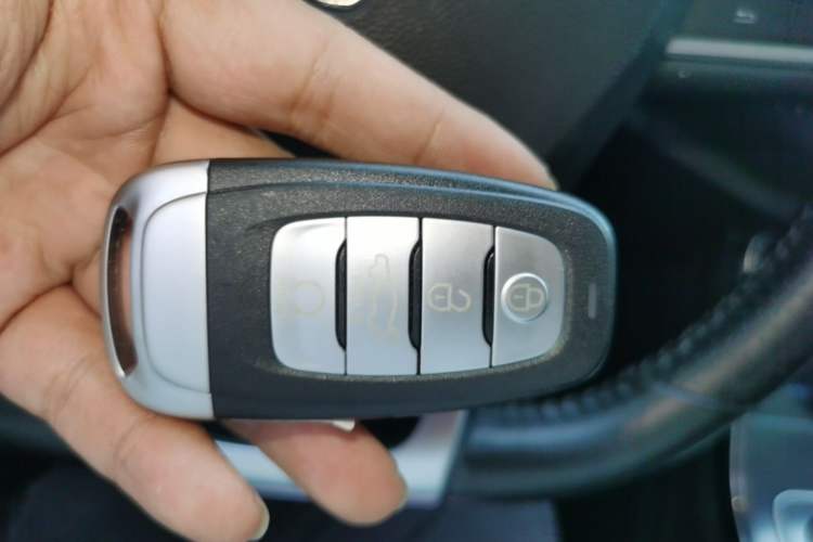 Used Hongqi H5 2022 Classic Model Facelift 1.8T Automatic Smart Connect Flagship Edition Vehicle Key