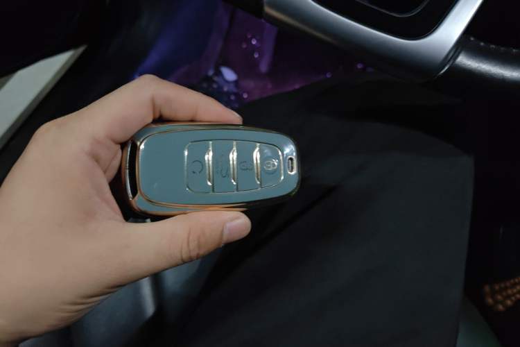 Used Hongqi H5 2022 Classic Model Facelift 1.8T Automatic Smart Connect Flagship Edition Vehicle Key