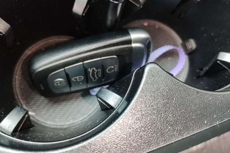 Used Hongqi H5 2022 Classic Model Facelift 1.8T Automatic Smart Connect Flagship Edition Vehicle Key