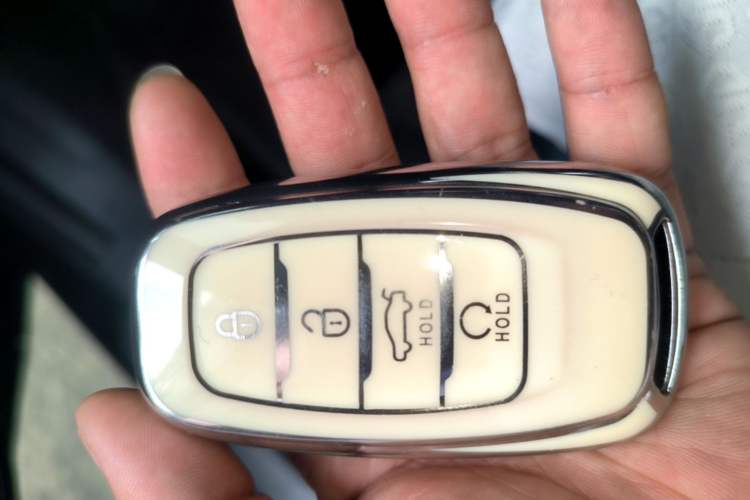 Used Hongqi H5 2022 Classic Model Facelift 1.8T Automatic Smart Connect Flagship Edition Vehicle Key