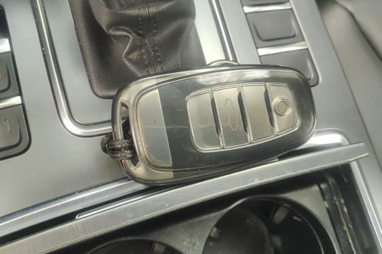 Used Hongqi H5 2022 Classic Model 1.8T Automatic Smart Connect Flagship Edition Vehicle Key