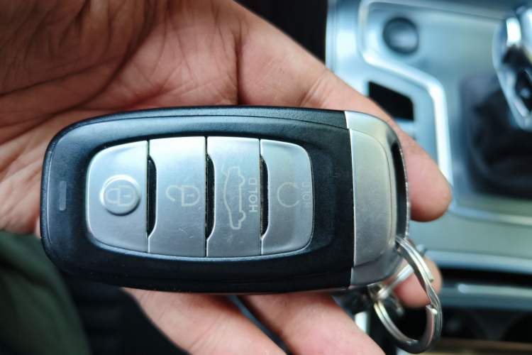 Used Hongqi H5 2022 Classic Model 1.8T Automatic Smart Connect Flagship Edition Vehicle Key