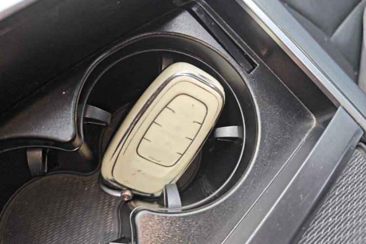 Used Hongqi H5 2022 Classic Model Facelift 1.8T Automatic Smart Connect Flagship Edition Vehicle Key