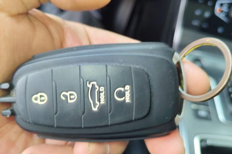 Used Hongqi H5 2022 Classic Model 1.8T Automatic Smart Connect Flagship Edition Vehicle Key