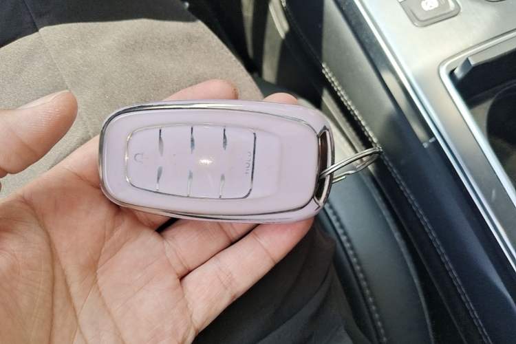 Used Hongqi H5 2022 Classic Model 1.8T Automatic Smart Connect Flagship Edition Vehicle Key