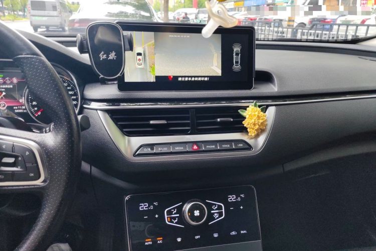 Used Hongqi H5 2022 Classic Model Facelift 1.8T Automatic Smart Connect Flagship Edition Audio And AC Panel