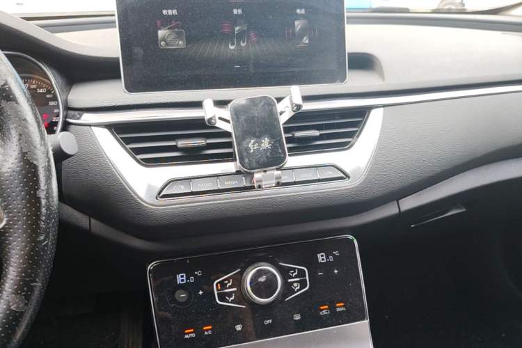 Used Hongqi H5 2022 Classic Model Facelift 1.5T DCT Qiyun Edition Audio And AC Panel