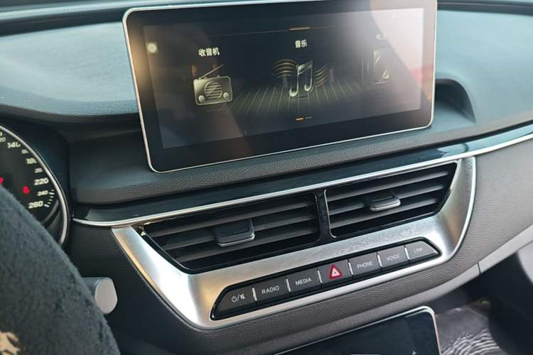 Used Hongqi H5 2022 Classic Model Facelift 1.5T DCT Qiyun Edition Audio And AC Panel