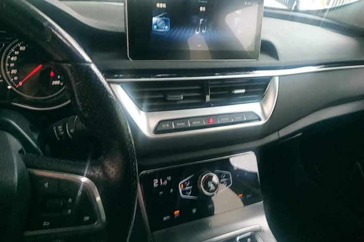Used Hongqi H5 2022 Classic Model Facelift 1.5T DCT Qiyun Edition Audio And AC Panel