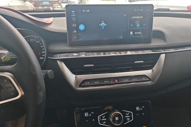 Used Hongqi H5 2022 Classic Model 1.8T Automatic Smart Connect Flagship Edition Audio And AC Panel