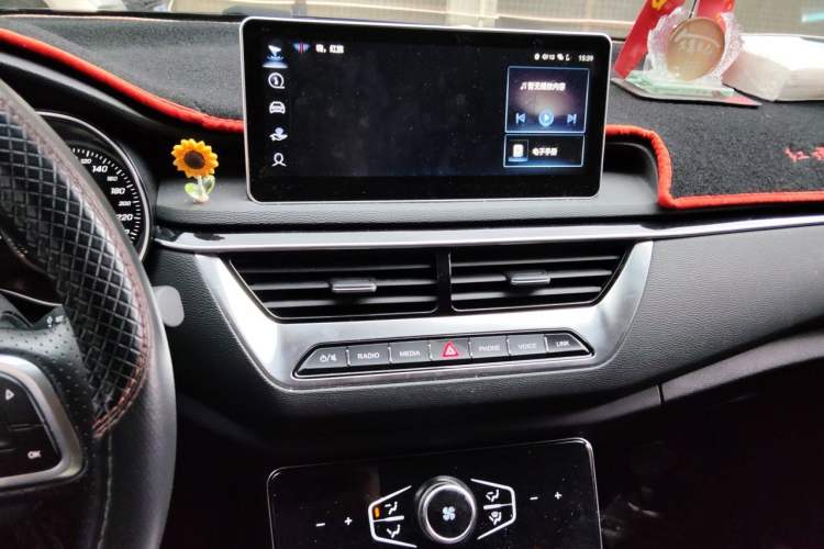 Used Hongqi H5 2022 Classic Model Facelift 1.8T Automatic Smart Connect Flagship Edition Audio And AC Panel