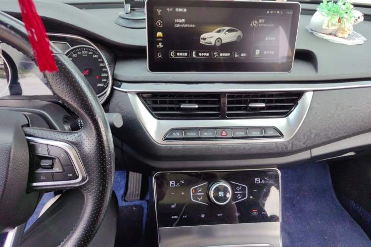 Used Hongqi H5 2022 Classic Model Facelift 1.8T Automatic Smart Connect Flagship Edition Audio And AC Panel