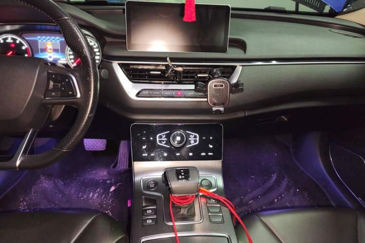 Used Hongqi H5 2022 Classic Model Facelift 1.8T Automatic Smart Connect Flagship Edition Audio And AC Panel