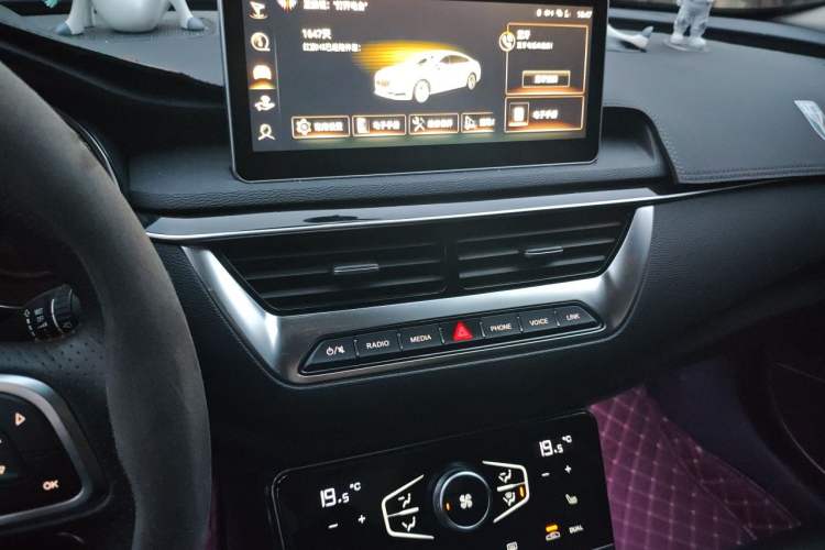 Used Hongqi H5 2022 Classic Model 1.8T Automatic Smart Connect Flagship Edition Audio And AC Panel