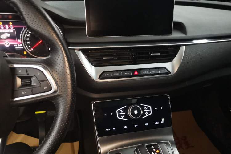 Used Hongqi H5 2022 Classic Model Facelift 1.5T DCT Qiyun Edition Audio And AC Panel