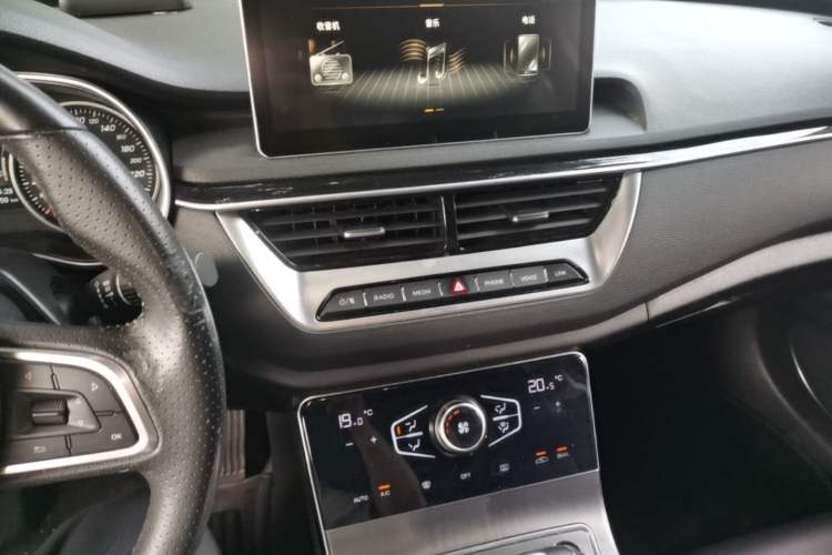 Used Hongqi H5 2022 Classic Model Facelift 1.5T DCT Qiyun Edition Audio And AC Panel