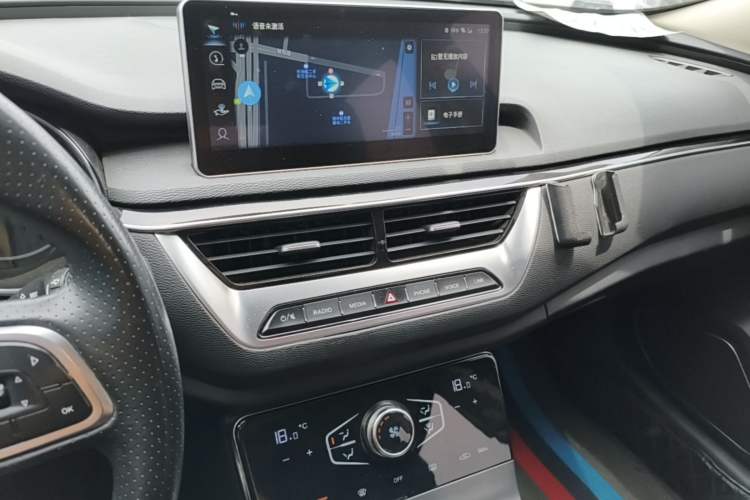 Used Hongqi H5 2022 Classic Model Facelift 1.8T Automatic Smart Connect Flagship Edition Audio And AC Panel