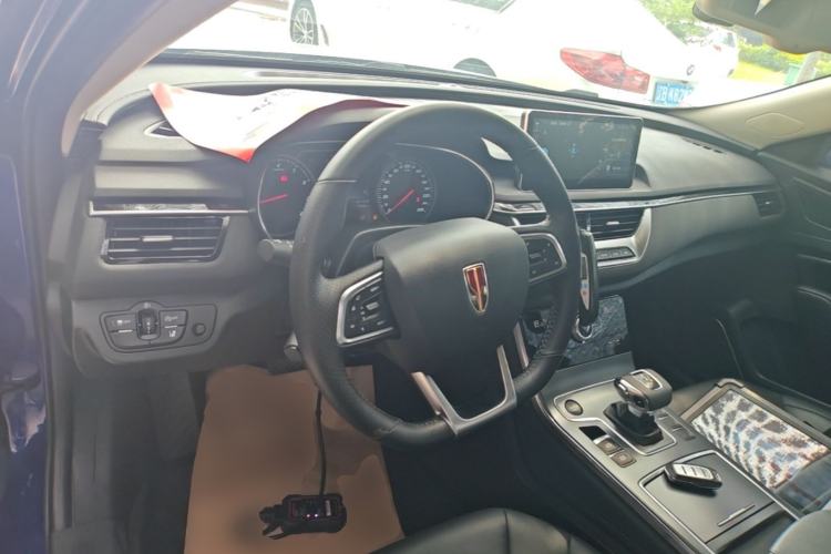 Used Hongqi H5 2022 Classic Model 1.8T Automatic Smart Connect Flagship Edition Center Console
