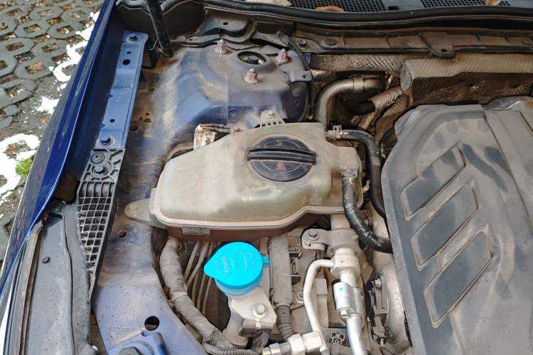 Used Hongqi H5 2022 Classic Model 1.8T Automatic Smart Connect Flagship Edition Engine Bay Right
