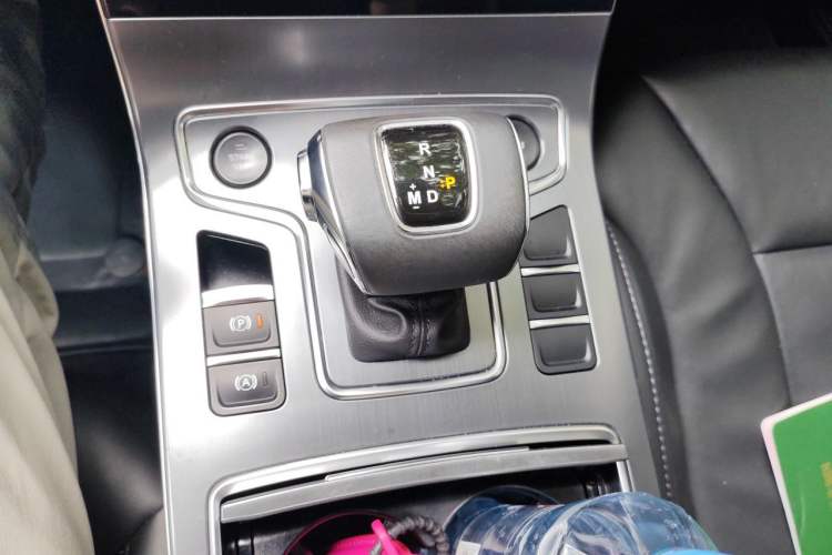 Used Hongqi H5 2022 Classic Model Facelift 1.8T Automatic Smart Connect Flagship Edition Gear Lever