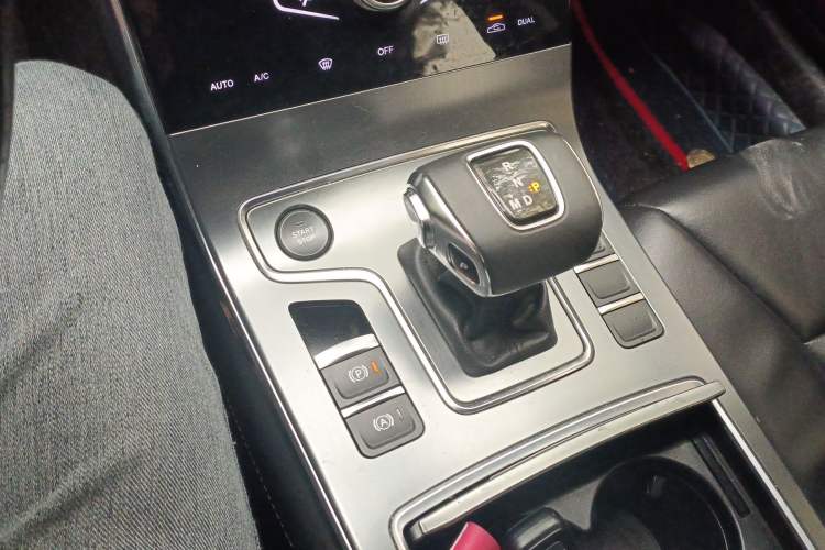 Used Hongqi H5 2022 Classic Model Facelift 1.5T DCT Qiyun Edition Gear Lever