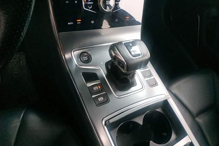 Used Hongqi H5 2022 Classic Model Facelift 1.5T DCT Qiyun Edition Gear Lever