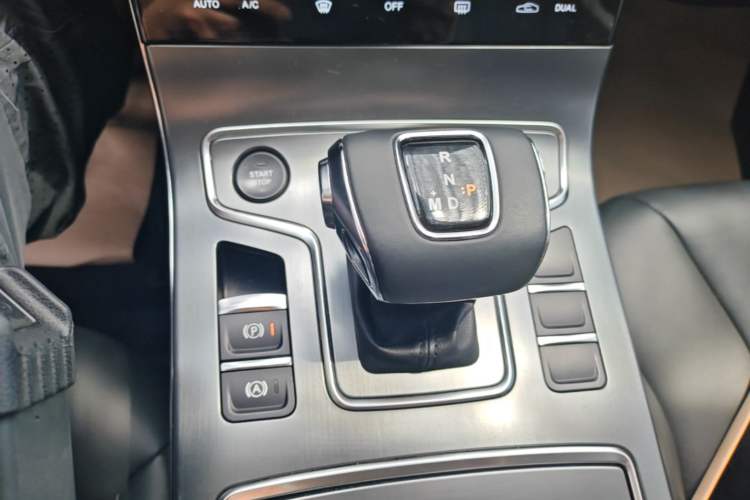 Used Hongqi H5 2022 Classic Model 1.8T Automatic Smart Connect Flagship Edition Gear Lever