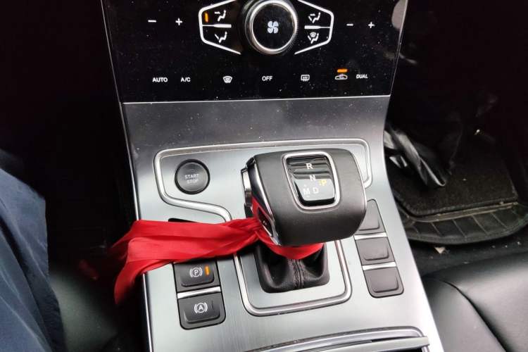 Used Hongqi H5 2022 Classic Model Facelift 1.8T Automatic Smart Connect Flagship Edition Gear Lever