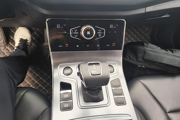 Used Hongqi H5 2022 Classic Model Facelift 1.5T DCT Qiyun Edition Gear Lever