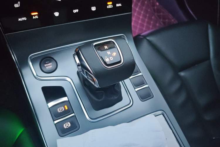 Used Hongqi H5 2022 Classic Model 1.8T Automatic Smart Connect Flagship Edition Gear Lever